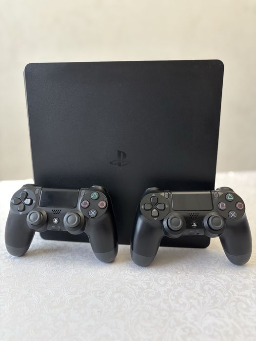PlayStation 4 Slim + 2 геймпада + 4 игры
