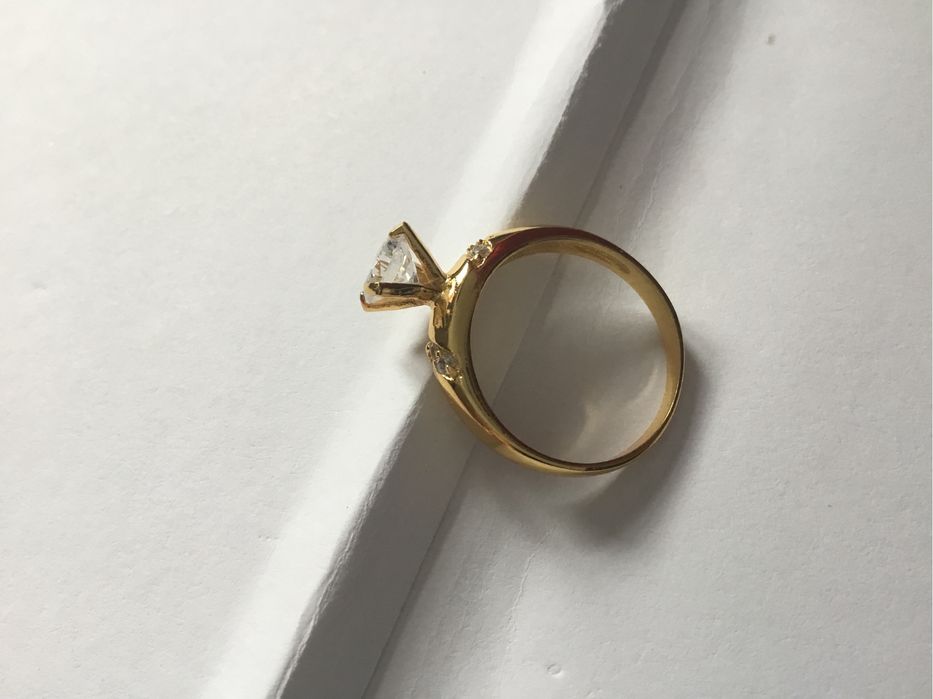 Inel frumos placat cu aur si cu piatra și set pahare sampanie