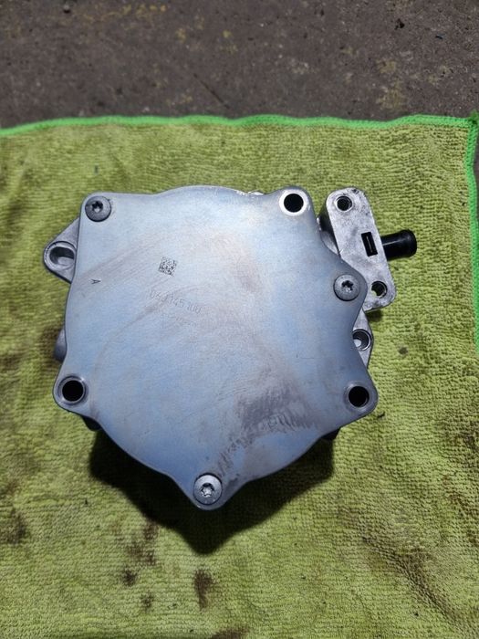 Pompa vacuum originala Audi A4 B8 1.8 tfsi CDHB 160cp ( 06J145100B )