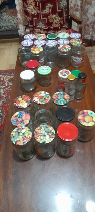Банки стеклянные с крышками чистые.