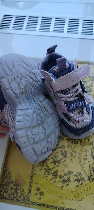 Продам кроссовки на девочку 27 р