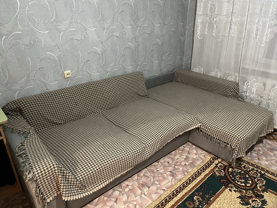 Диван угловой, дивантек и две подушки