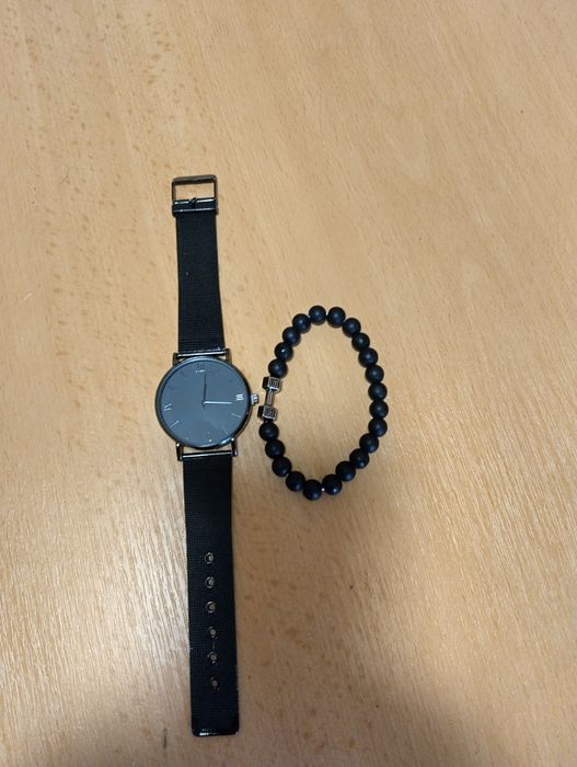 Стилен мъжки часовник с метална каишка.