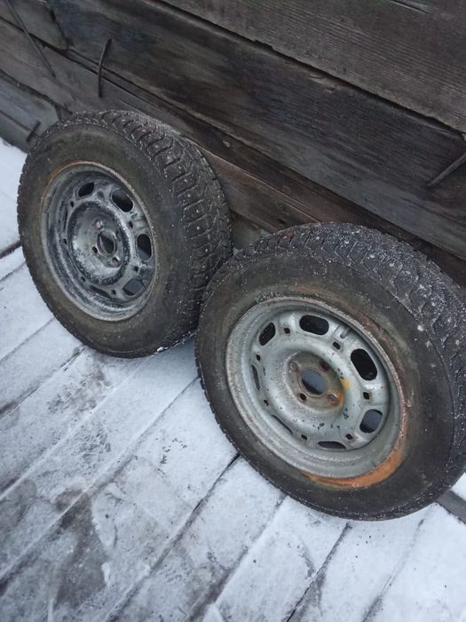 Продам 2 зимних колеса.