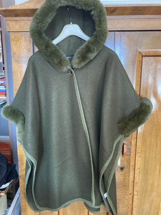 Poncho cu gluga si garnitura de blanita