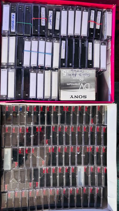 Vand casete video mini DV inregistrate o singura data