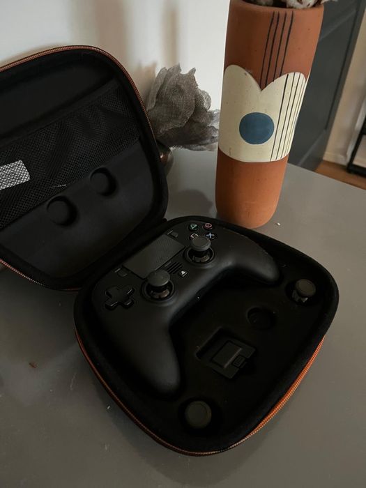 Controller ps4 fusion contabil cu ps4/pc cu manete pe spate și joysticks pe care poți să le schimbi