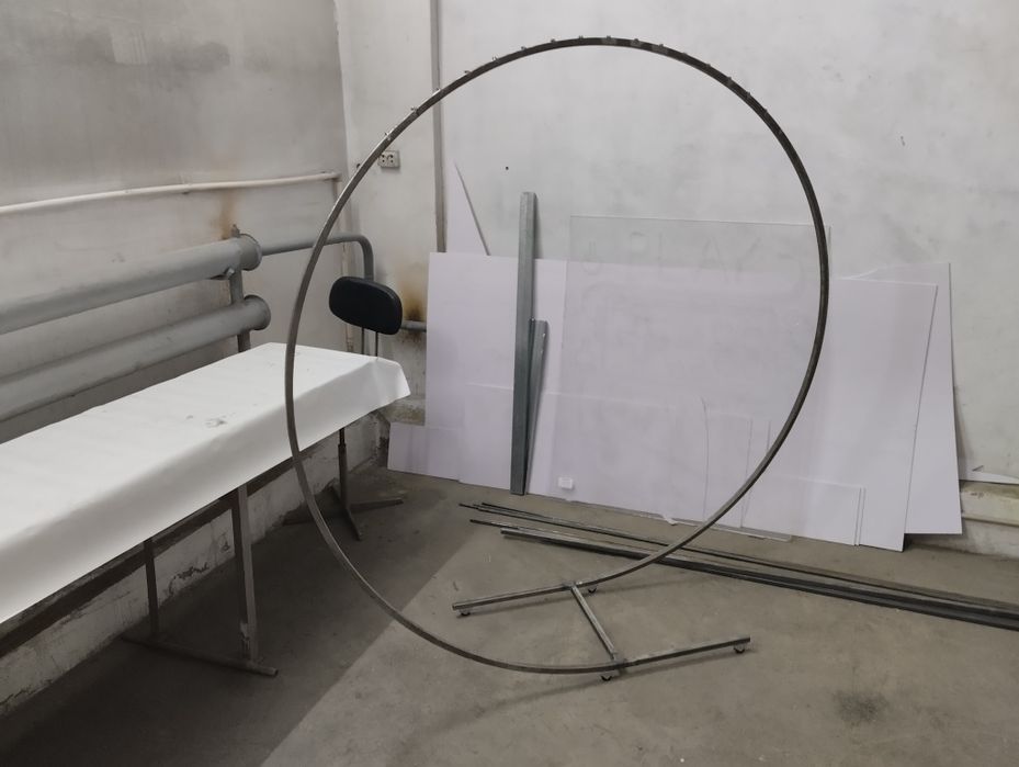 Стильная вешалка в ЛОФТ декоре.