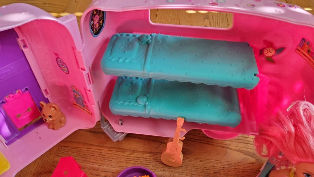 Манекен barbie + Краваната на Челси и  вила за домашни любимци BARBIE