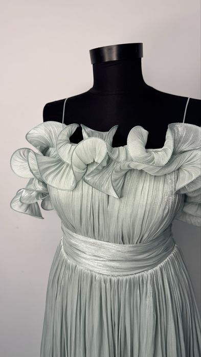 Rochie midi cu detaliu volant NOUA cu etichetă
