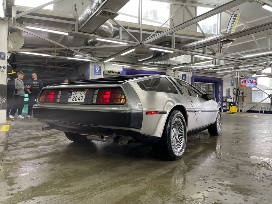 DMC 12 Delorean ретро