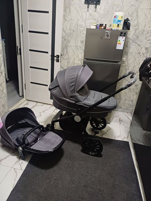 Продаётся фирменный коляска 2в1