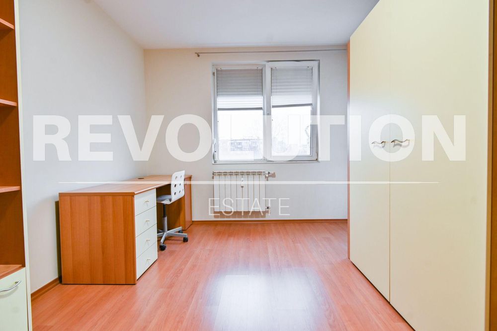 Тристаен апартамент в ж.к. Гоце Делчев.