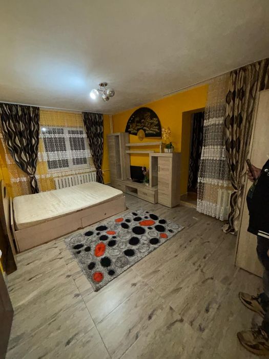 Inchiriez garsoniera la parter langa Piata Gorjului