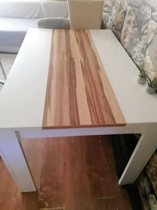 Трапезна маса , бяла с цветен детайл , голяма