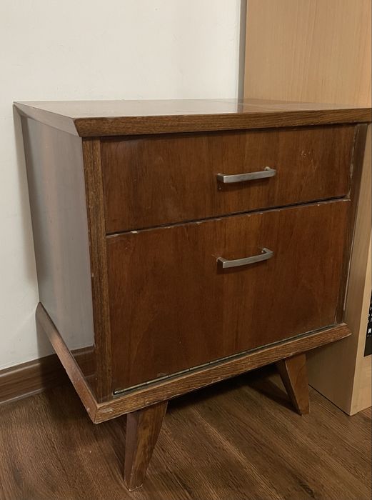 Две одинаковые тумбочки