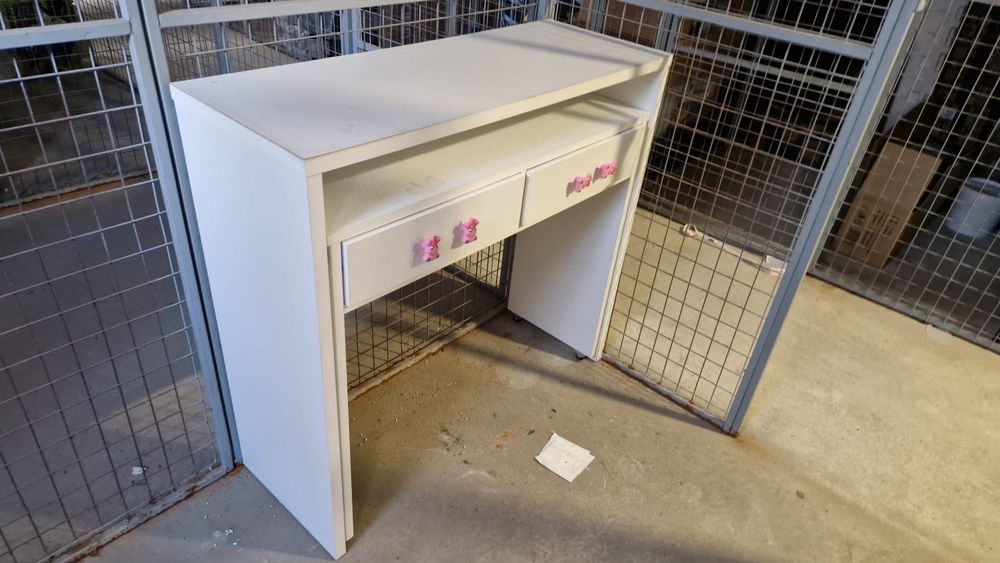 Biciclete si trotinete si un birou