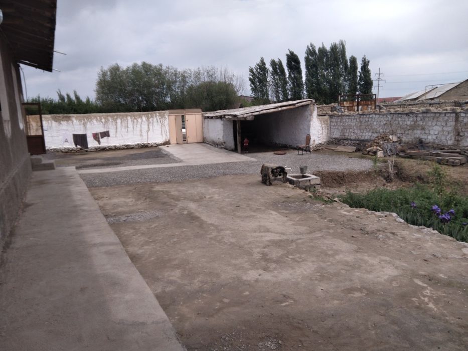 6 sutik uy sotiladi yashash uchun xama sharoitlari bor gaz,suv,svet