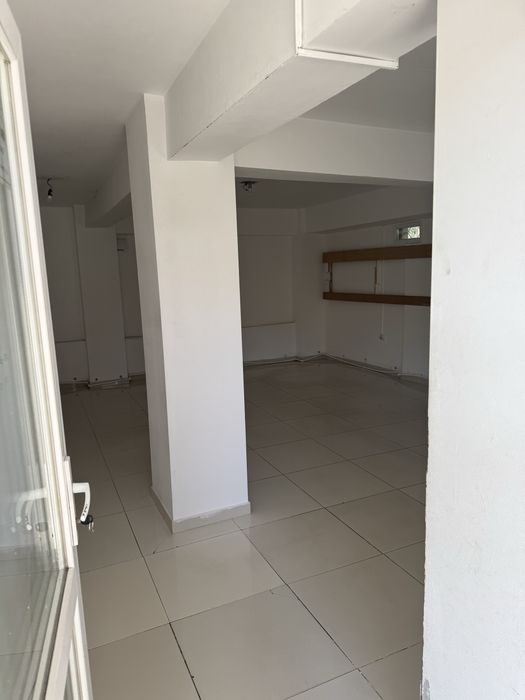 De inchiriat spatiu comercial in piata centrala din Tg jiu parter 32mp