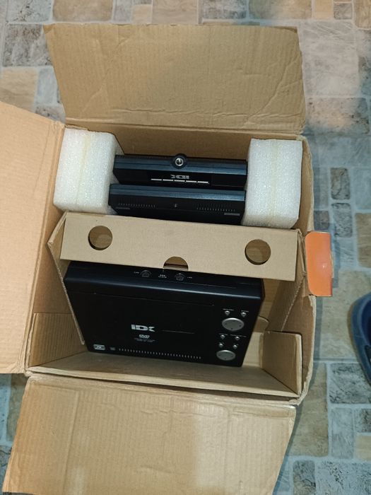 DVD PLAYER portabil cu 2 monitoare