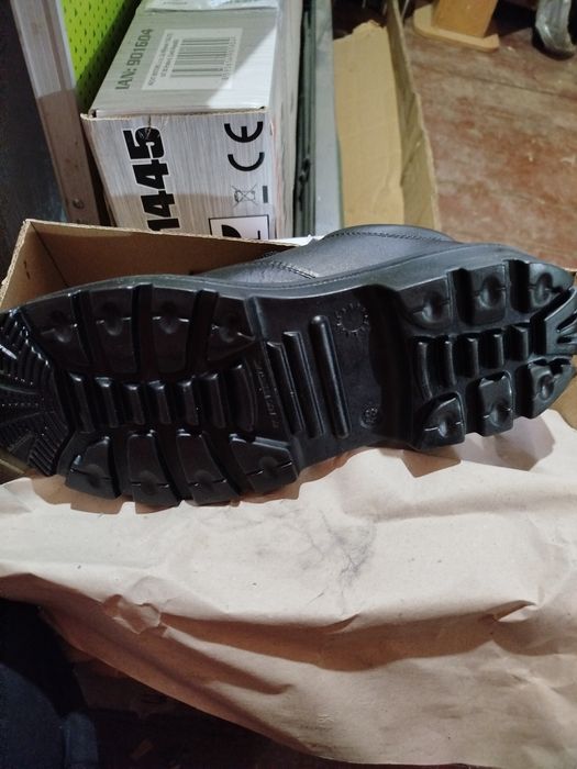 Продавам работни обувки