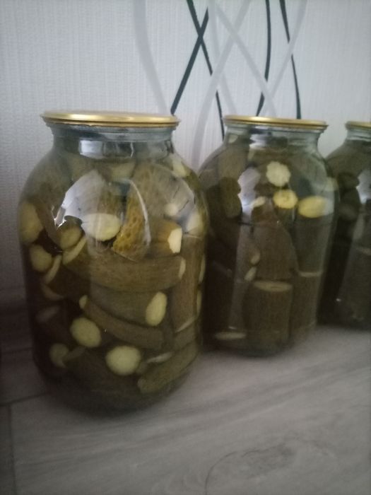 Продам огурцы, помидоры.