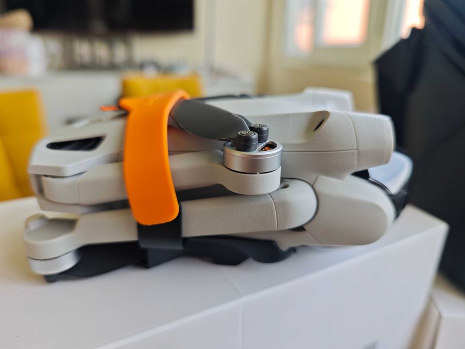 Дрон DJI Mini 3 Pro Fly More Combo (Перфектен, отключен до 500м)