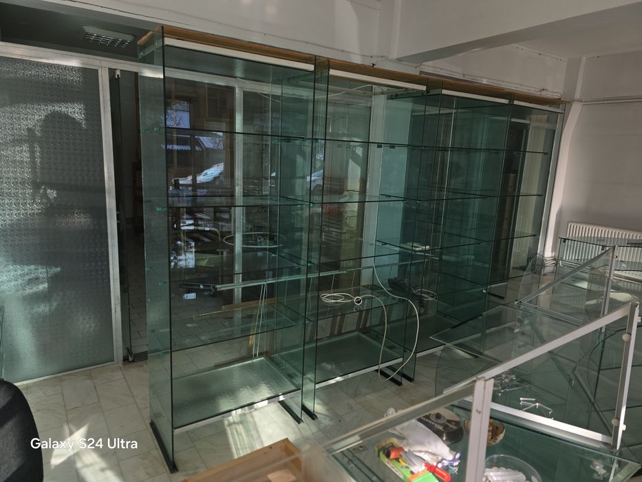 Vitrine din sticlă cu 5 rafturi