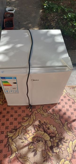 Мини холодилник работает