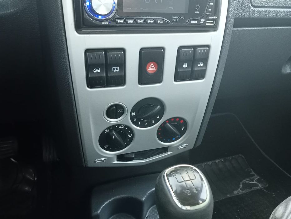 Vând Dacia Logan full 14 benzina an 2007 euro 4