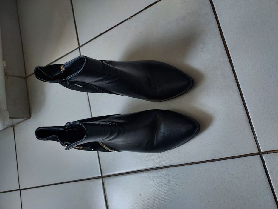 vand botine piele ecologică, marimea 38,produs de calitate,