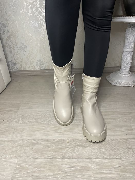 Ghete noi, cu eticheta, Pull&Bear