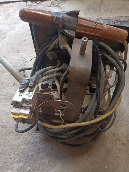 Продается сварочный аппарат на 220В. СССР.