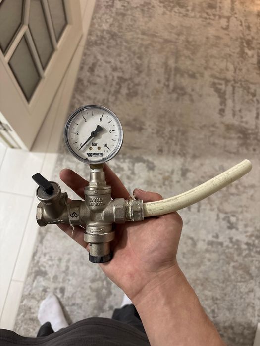 Продам редуктор давления воды.