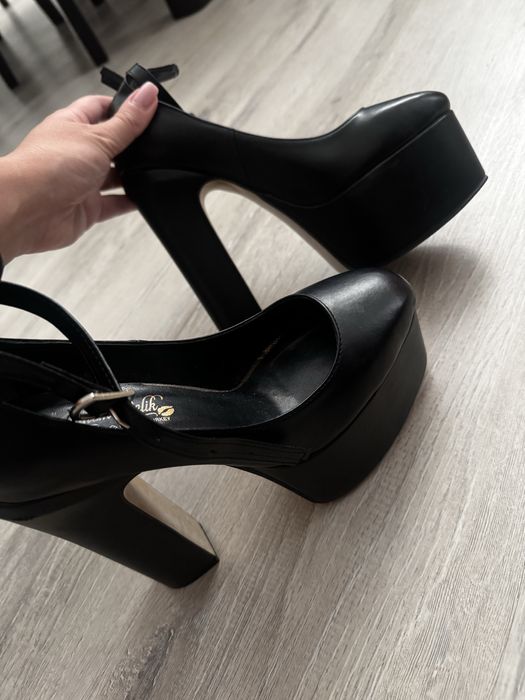 Високи затворени обувки на ток