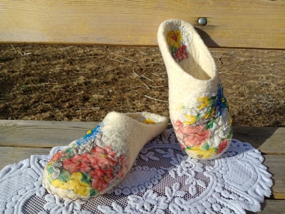 Продам  валяные из натуральной шерсти  тапки. Ручная работа.