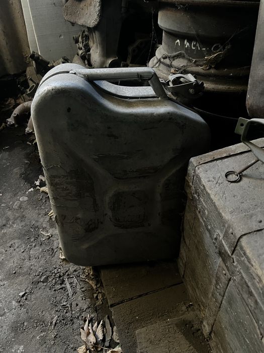 Продам канистры 20л