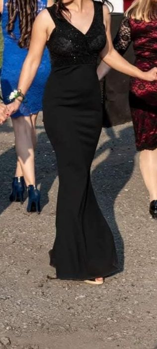 Елегантна,дълга,черна рокля с цепка