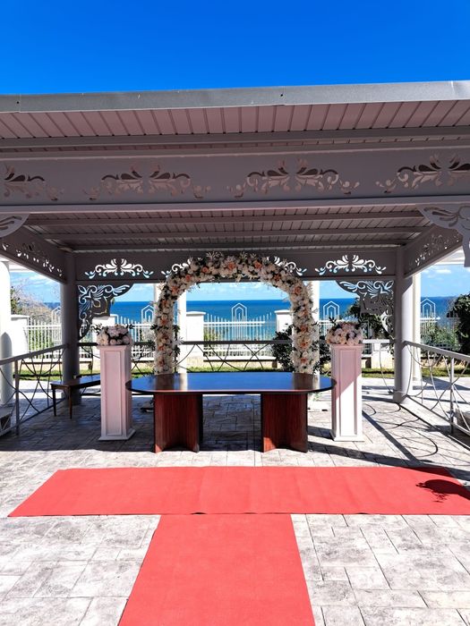 Arcada/coloane ,Aranjamente florale/covor rosu/ porumbei corturi,mese