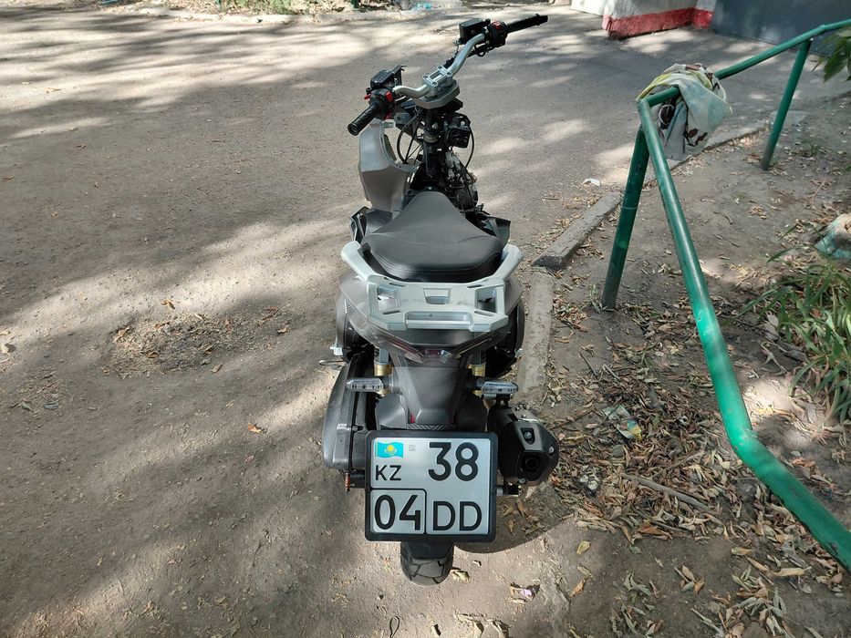 Продаю скутер Adv 180.