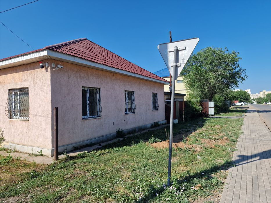 Два дома на оживленной дороге