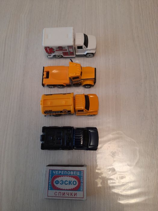 Продаю маленькие машинки.