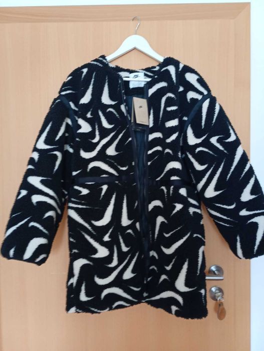 Hanorac dame NIKE Original, marime 42/44,nepirtata f frumoas elegant PRET; 675 RON prețul este usor negociabil. Original pret 298eur