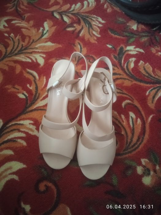 Босоножка новая пару раз одетый