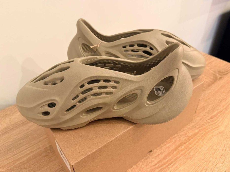 Vând Yeezy FOAM RNR Stone Salt