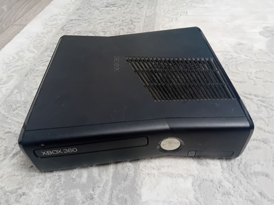Xbox 360 ,merge bine ,are urme de uzură