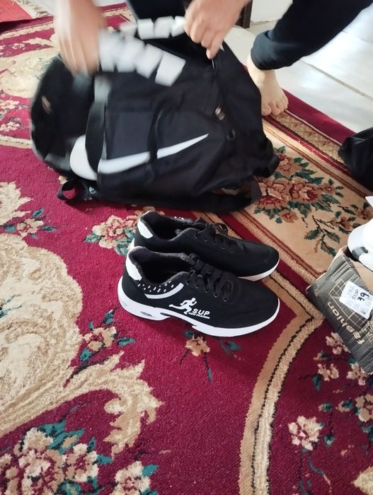 Кроссовки спортивные