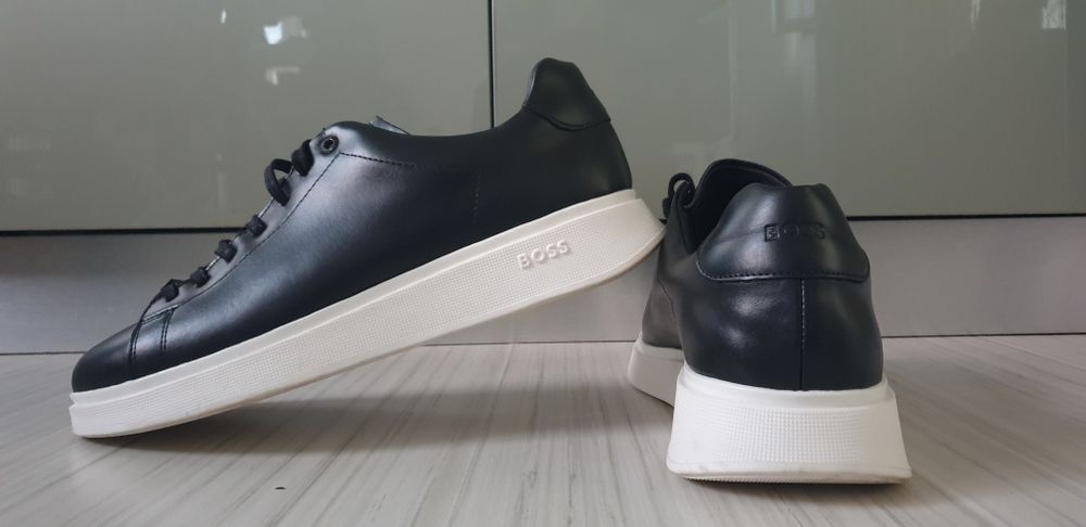 Hugo Boss 45/29см ОРИГИНАЛ! Мъжки спортно - елегантни  ест. кожа!