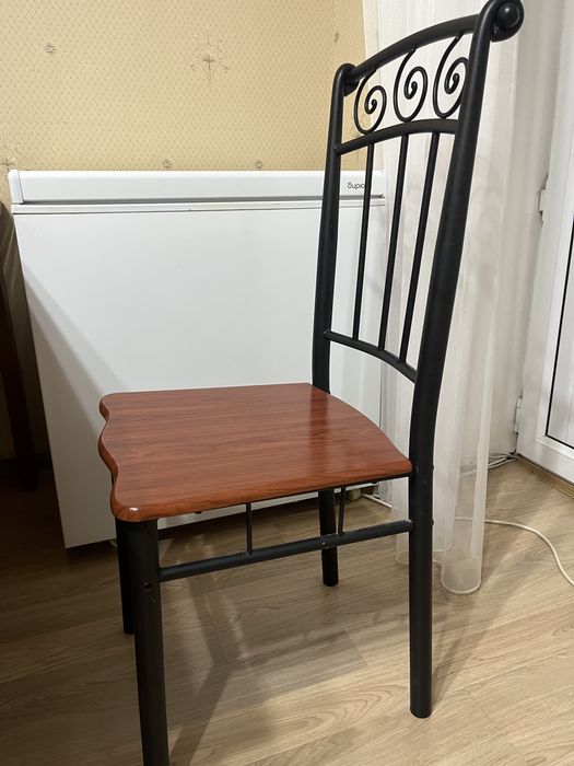 Стол стульясымен сатылады.