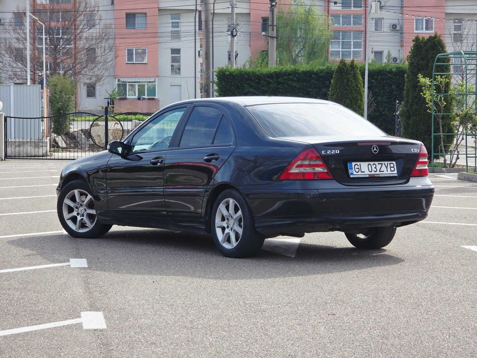 Vând Mercedes-Benz C220 CDI